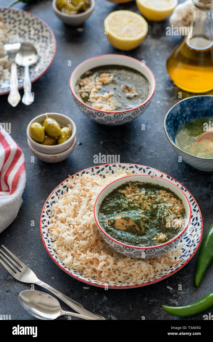 Arabisch molokheieh palastinian traditionelles Essen in der Schüssel mit Knoblauch und Zitrone Stockfoto