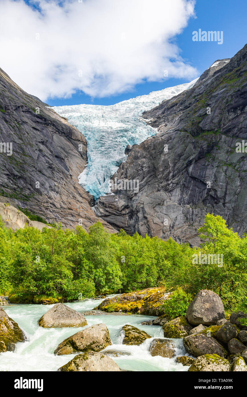 Schmelzende Gletscher Briksdalsbreen in Norwegen - ist eine der populärsten und bekanntesten Arme der Gletscher Jostedalsbreen. Detail der Briksdalsbreen in Stockfoto