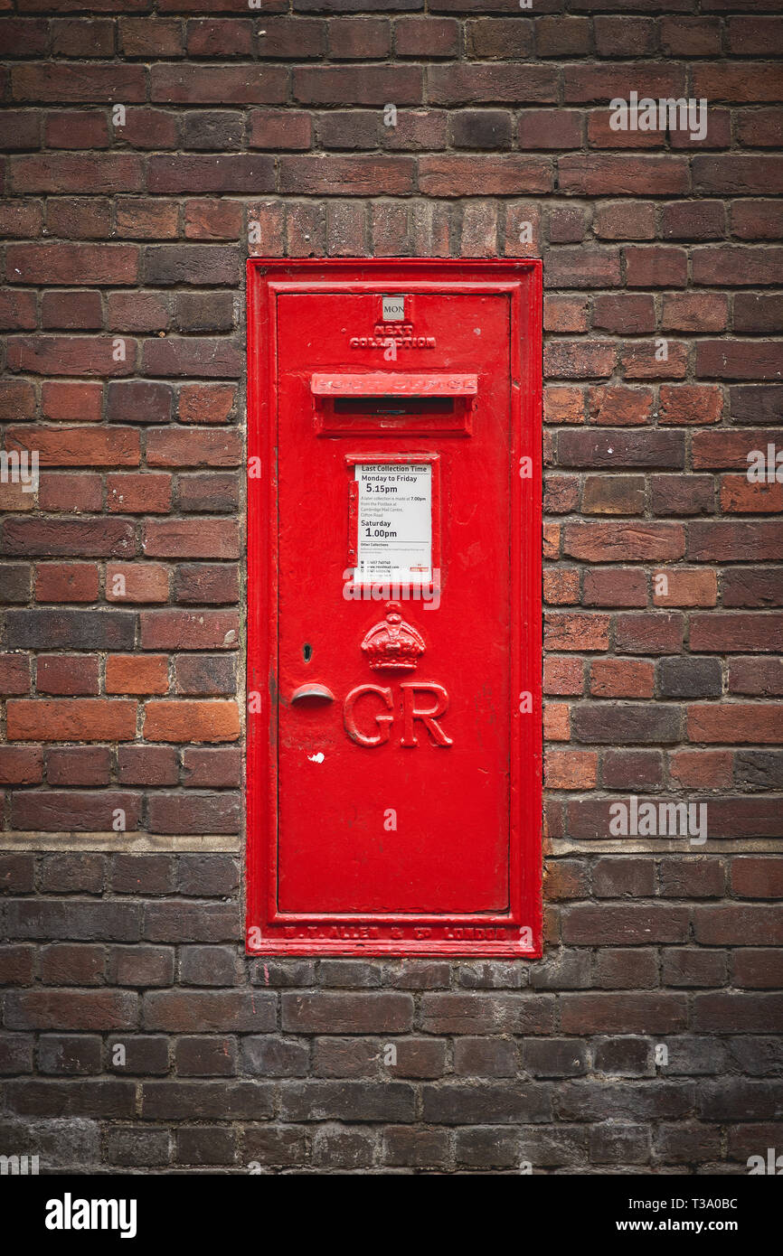 Cambridge, UK - Dezember, 2018. Eine alte Red Royal Mail Post Box in eine Mauer. Stockfoto