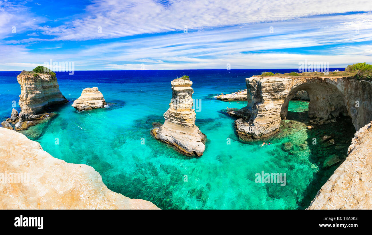 Beeindruckende Felsen und das türkisfarbene Meer in Torre Sant'Andrea, Salento, Apulien, Italien. Stockfoto