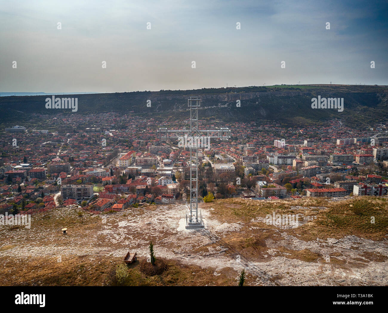 Sonnenuntergang Blick auf die Festung und die Neue Ovech Kreuz in Provadia, Bulgarien Stockfoto