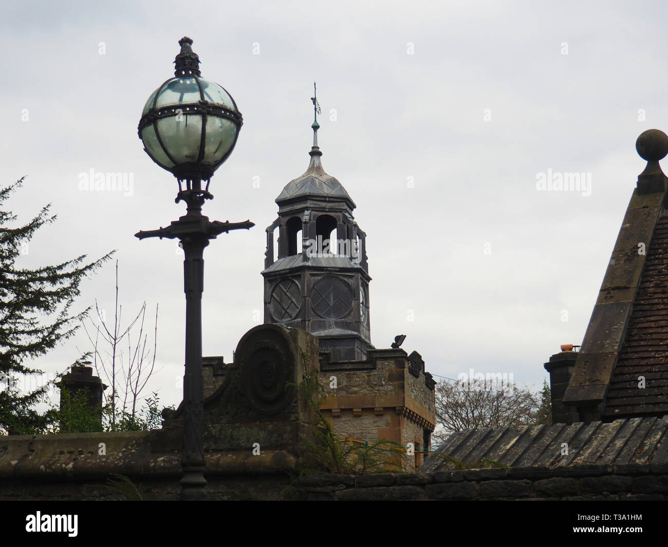 Alte Laterne stil Straßenlaterne und Turm bei Thornbridge Hall, Bakewell, Großbritannien Stockfoto