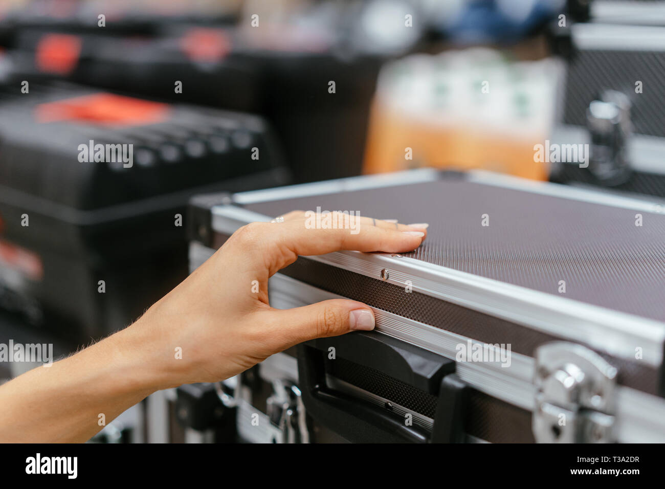 Weibliche hand nimmt eine kleine Aluminiumgehäuse Stockfoto