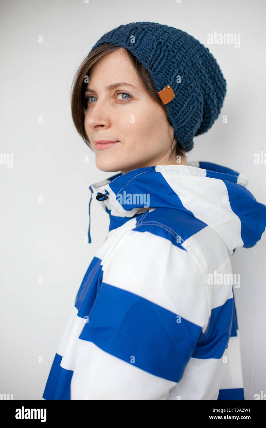 Hübsche junge Frau trägt einen Hut stricken Stockfoto