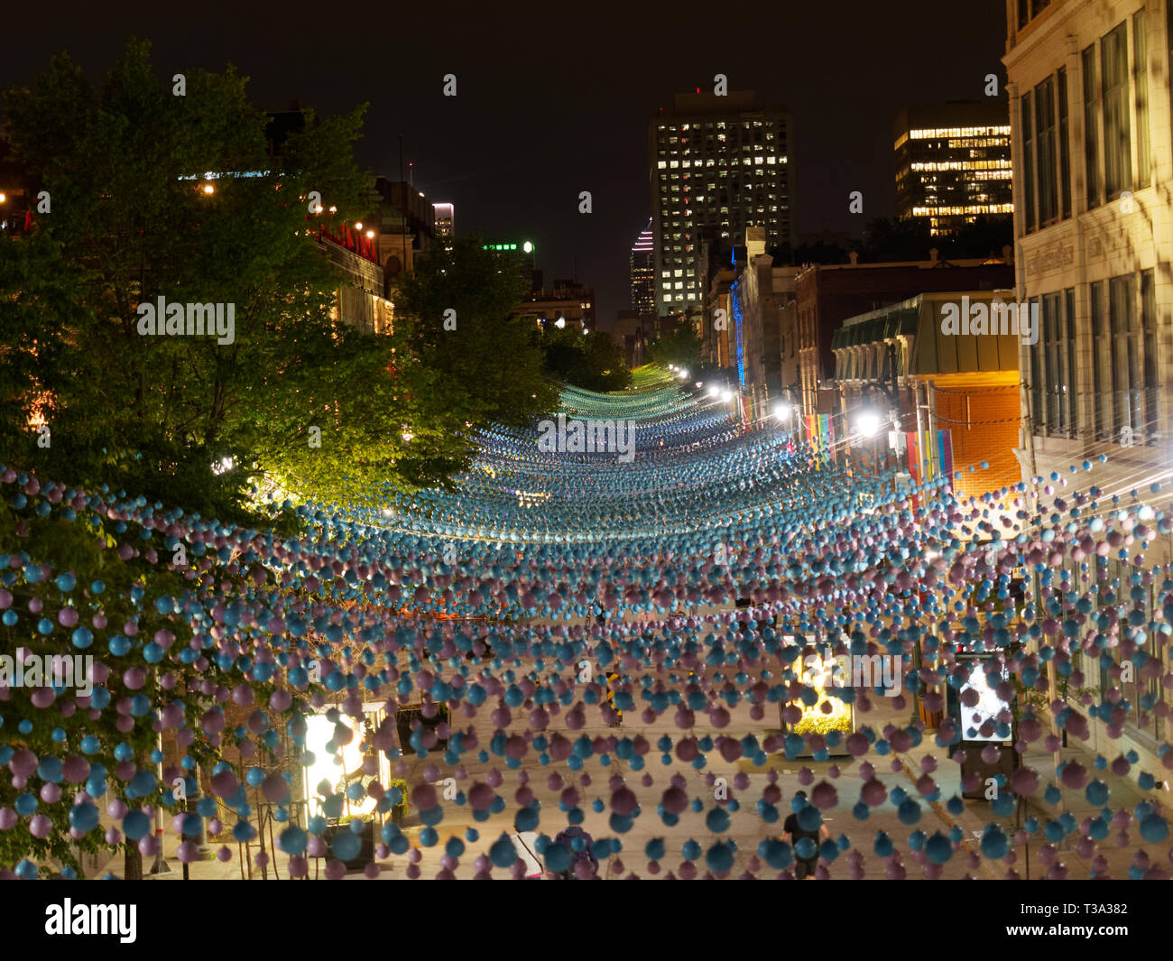 Quebec, Kanada. St. Catherine Street in Montreal's Gay Village in der Nacht Stockfoto