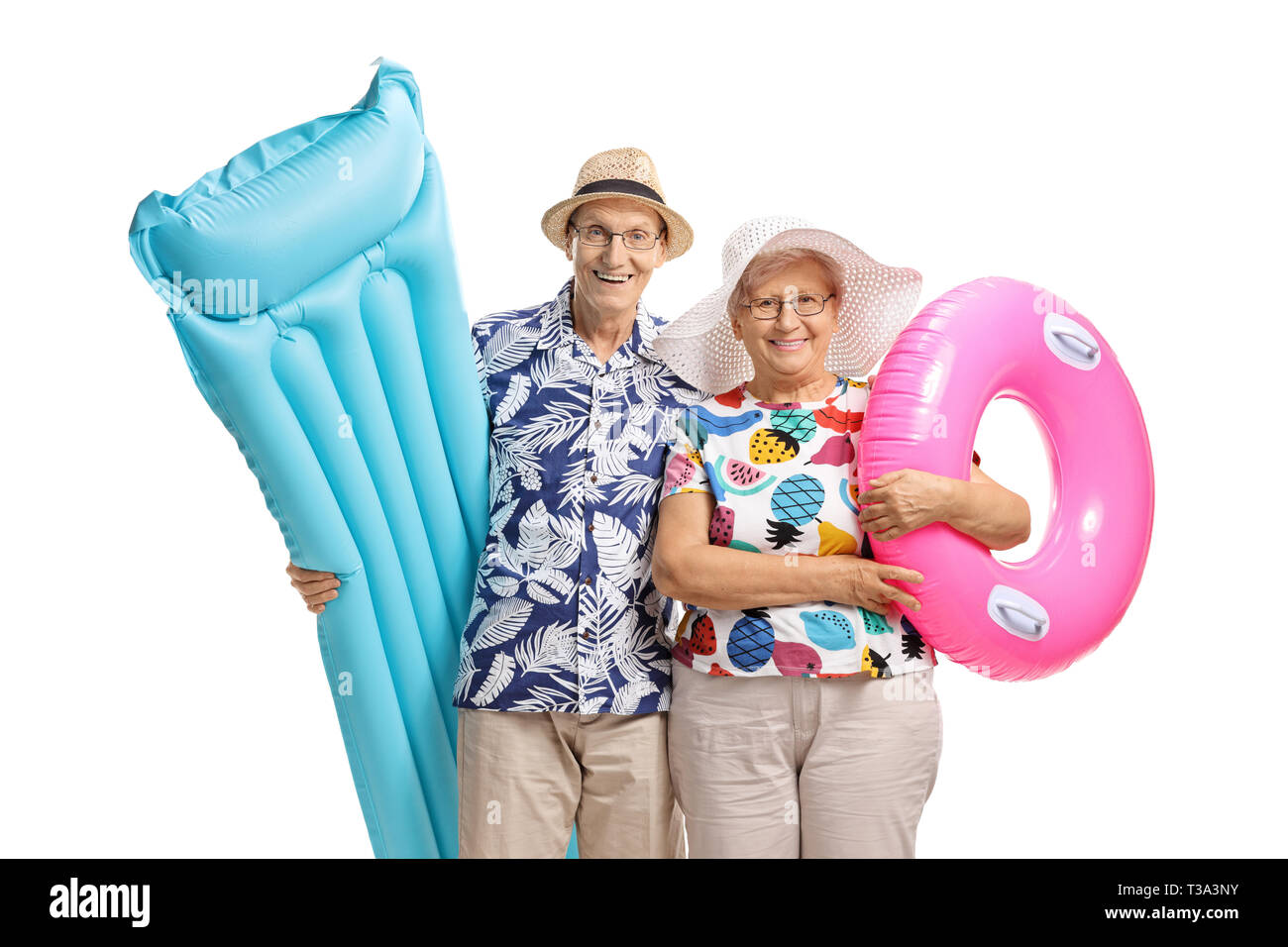 Senior Paar mit einer Luftmatratze und ein Schwimmbad Reifen auf weißem Hintergrund Stockfoto