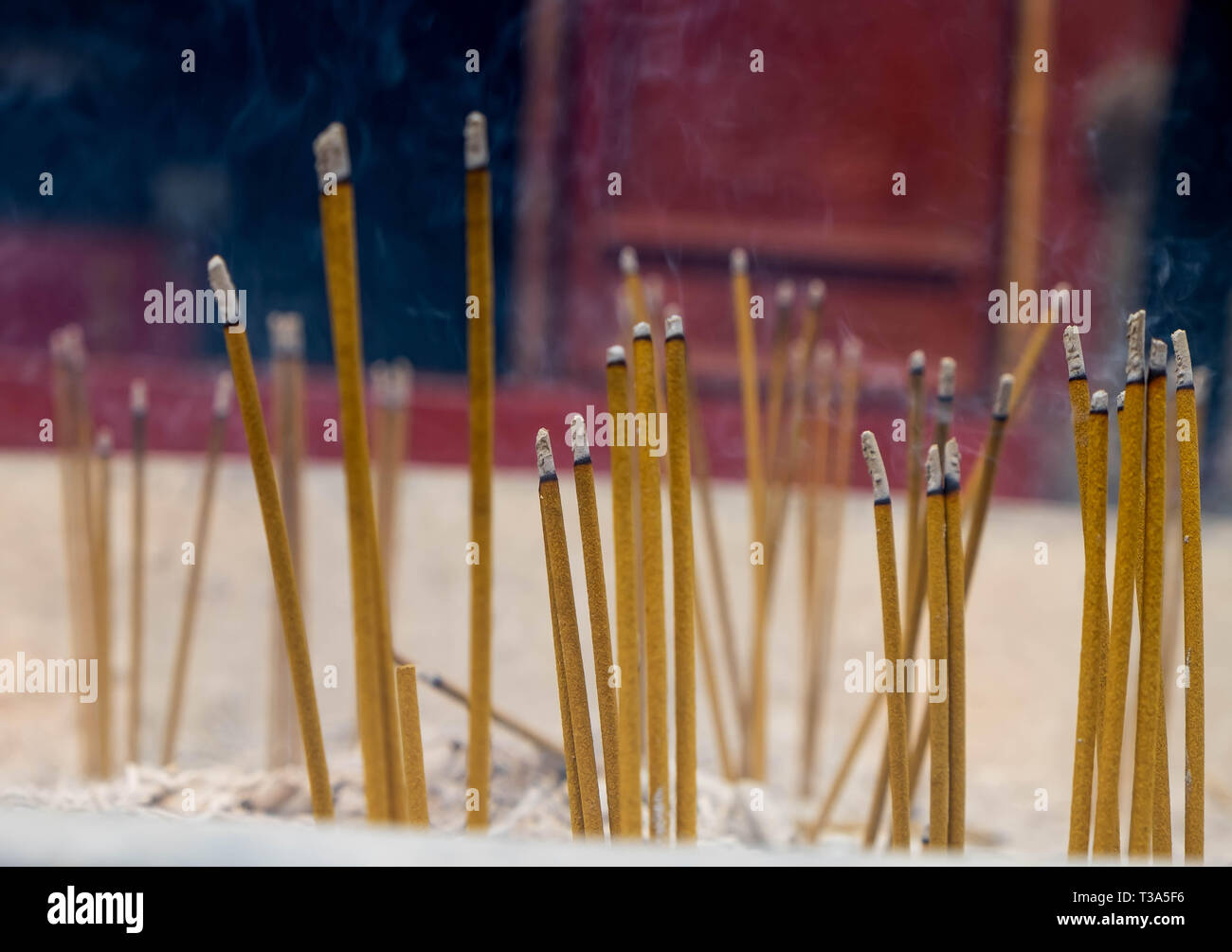 Nahaufnahme eines Altars mit Drachen, Carving, Räuchergefäß, Joss Topf, Räucherstäbchen brennen mit raucht in einem buddhistischen Tempel. Stockfoto