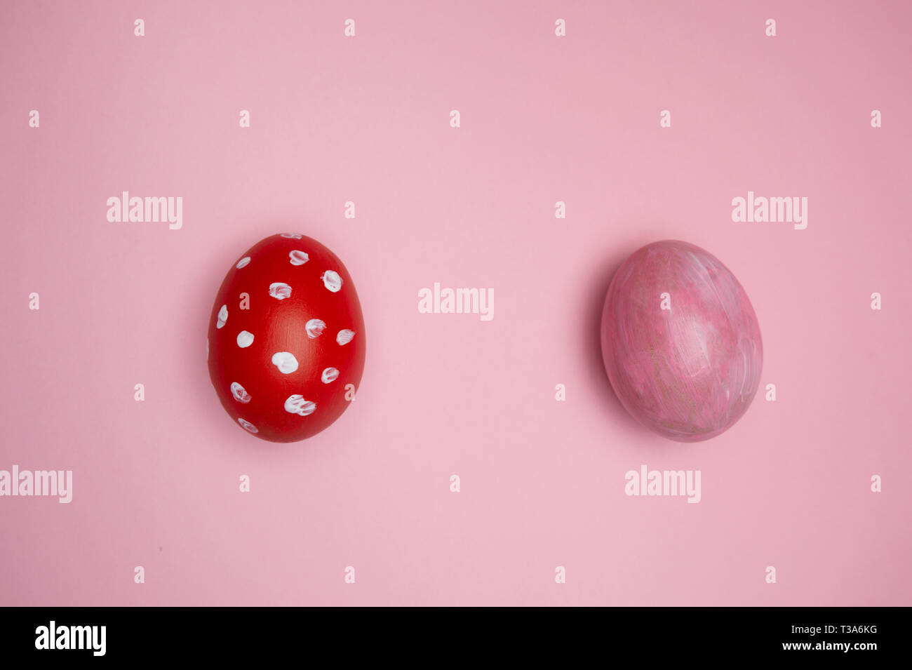 Ostern bemalt mit rosa und rot weißen Punkt Eier für Tag Dekoration auf hellen Hintergrund Stockfoto