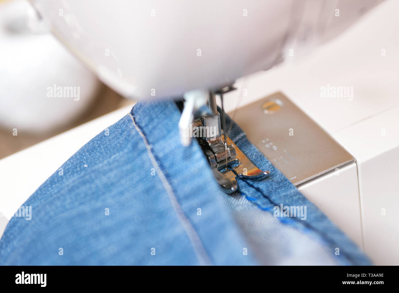 Nähen Jeans mit Nähmaschine. Reparatur Jeans von Nähmaschine  Stockfotografie - Alamy