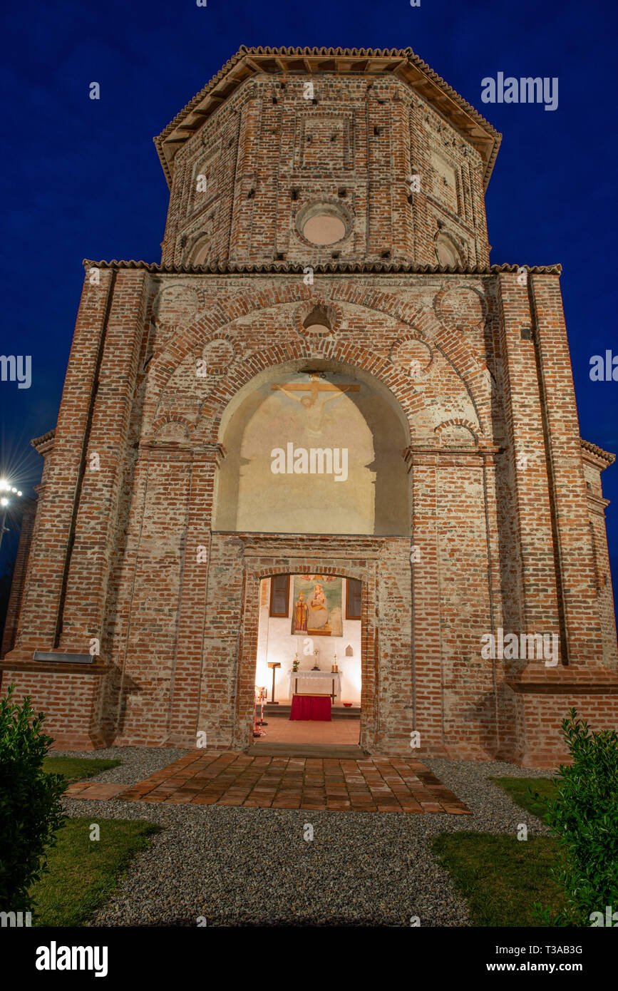 Comazzo Italien am 5. April 2019: Das Oratorium von San Biagio in Rossate ist eine alte ländliche religiöse Gebäude, in Cascina Rossate im kommunalen entfernt. Stockfoto