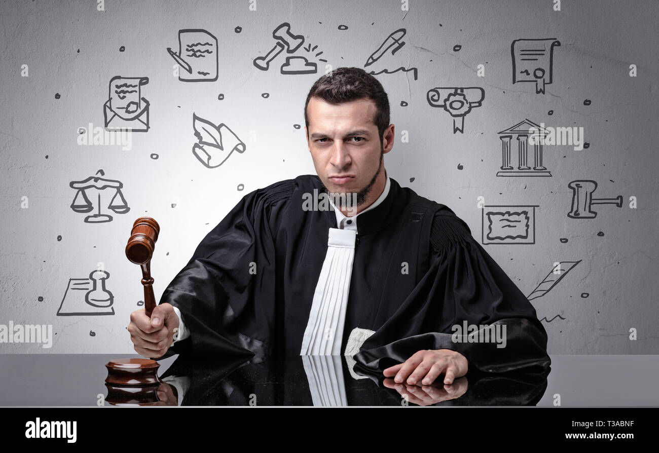 Stattliche Richter mit Gericht Symbole um Stockfoto