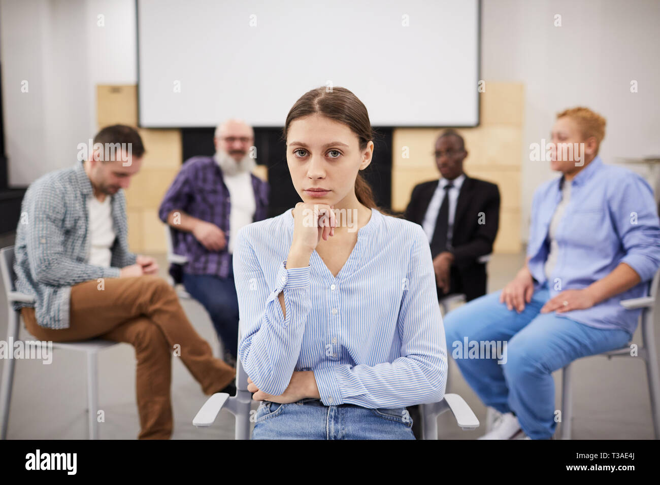 Junge Frau in der Gruppe Therapie Stockfoto