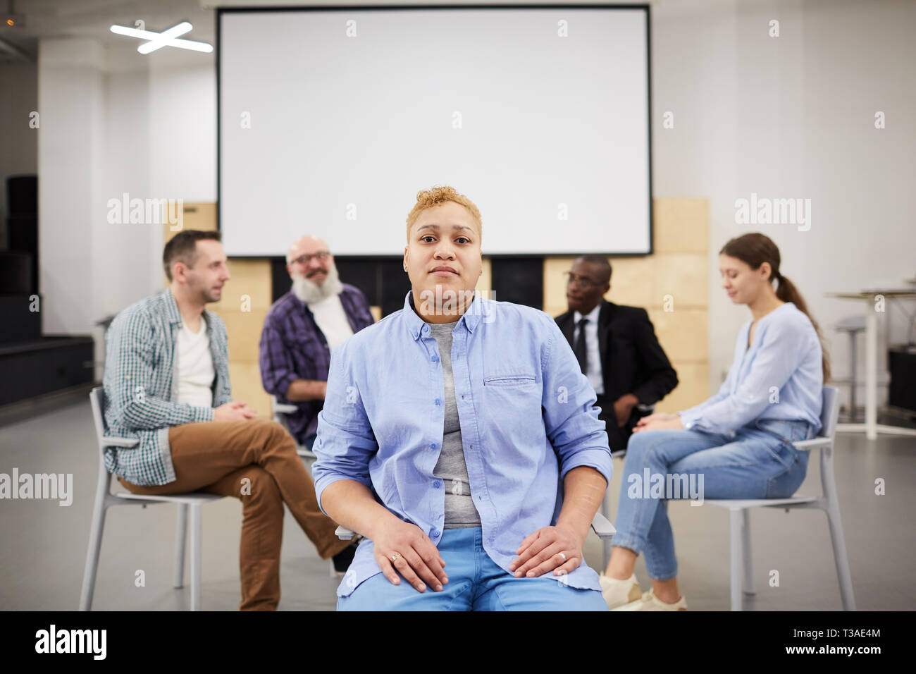 Frau posiert in Gruppe Therapie Stockfoto