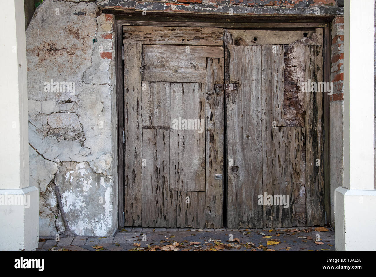 Verwittertes Holz geschlossenen Haus Türen mit rostigen sperren Stockfoto