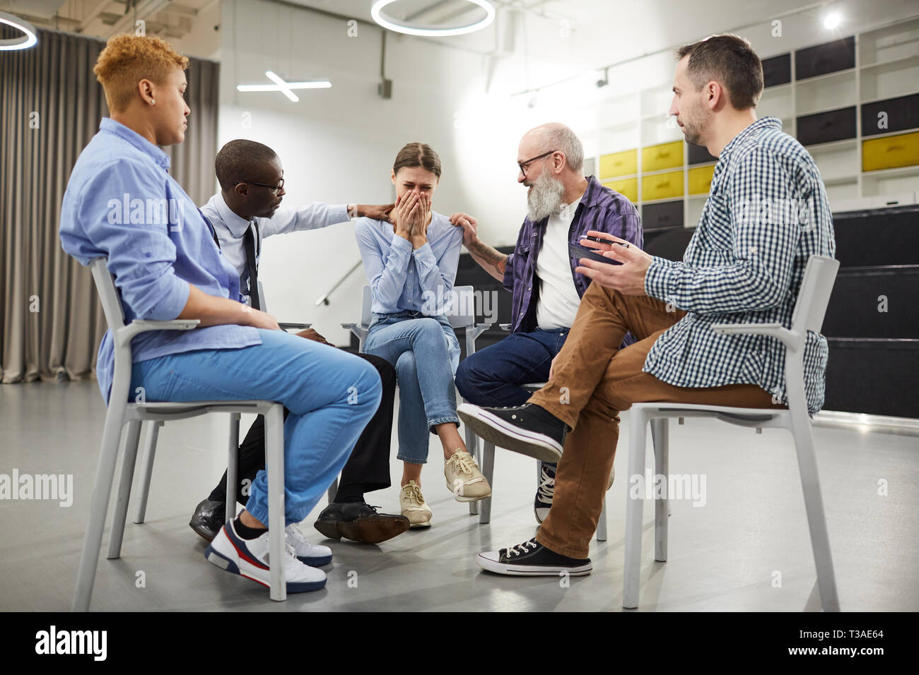Frau Weinen in der Support-gruppe Stockfoto