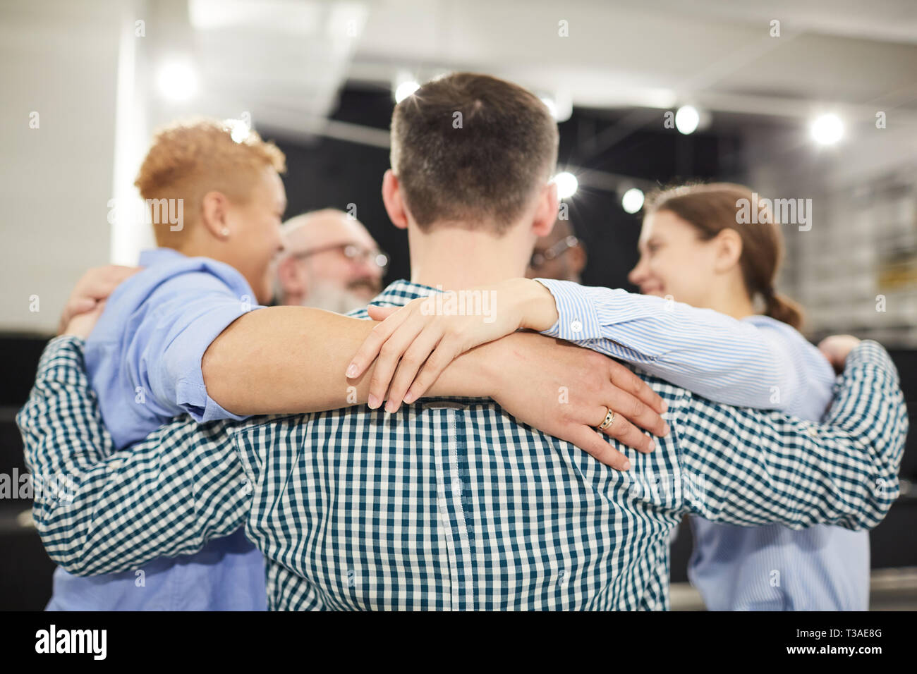 Group Hug in der Therapie Sitzung Stockfoto