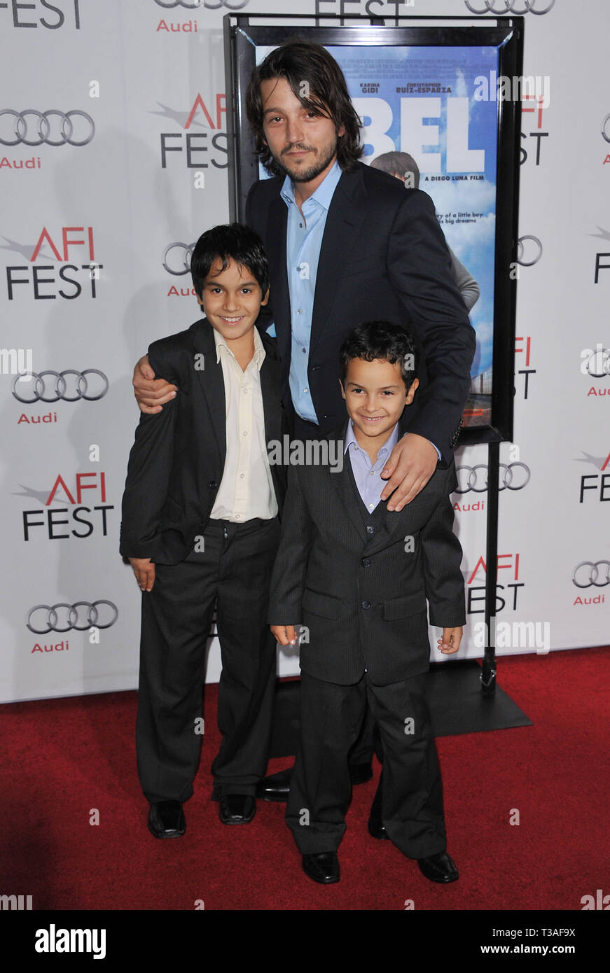 Diego Luna, Christopher Ruiz-Esparza und Gerardo Ruiz-Esparza - Abel - AFI Premiere auf der Chinese Theatre in Los Angeles. Diego Luna, Christopher Ruiz-Esparza und Gerardo Ruiz-Esparza_42 Veranstaltung in Hollywood Leben - Kalifornien, Red Carpet Event, USA, Filmindustrie, Prominente, Fotografie, Bestof, Kunst, Kultur und Unterhaltung, Topix prominente Mode, Besten, Hollywood Leben, Event in Hollywood Leben - Kalifornien, Roter Teppich und backstage, Film Stars, TV Stars, Musik, Promis, Topix, Akteure aus dem gleichen Film, Cast und co Star zusammen. Anfrage tsuni@Gamma-USA.com, Kredit T Stockfoto