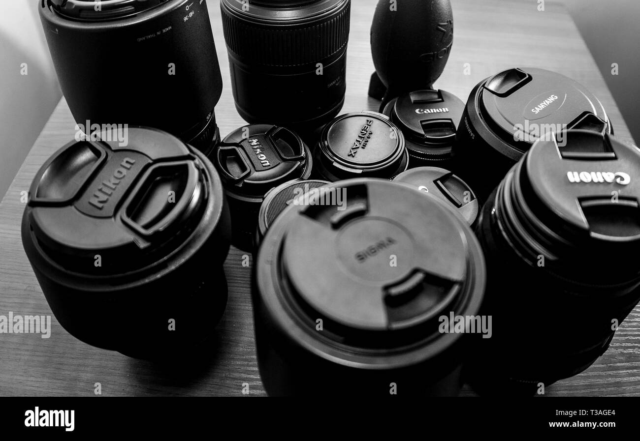Eine Reihe von verschiedenen DSLR-Objektive auf eine flache hölzerne Tischplatte angeordnet Stockfoto