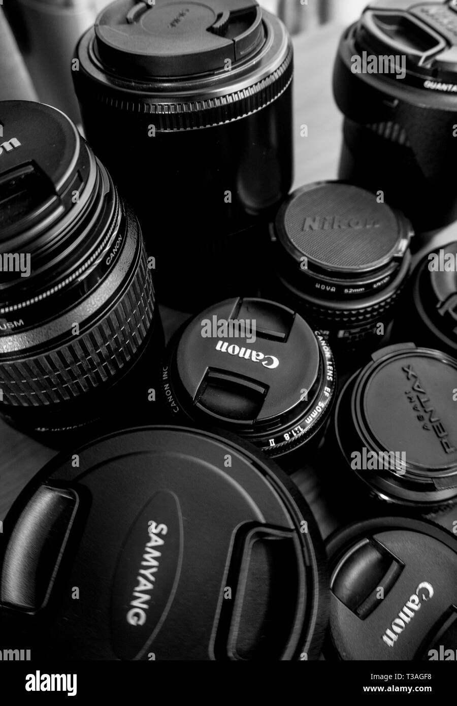 Eine Reihe von verschiedenen DSLR-Objektive auf eine flache hölzerne Tischplatte angeordnet Stockfoto