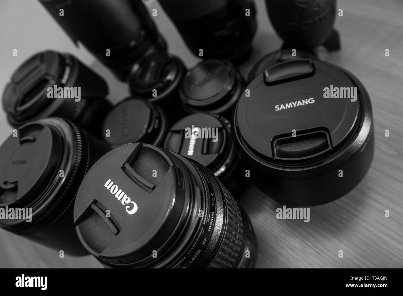 Eine Reihe von verschiedenen DSLR-Objektive auf eine flache hölzerne Tischplatte angeordnet Stockfoto