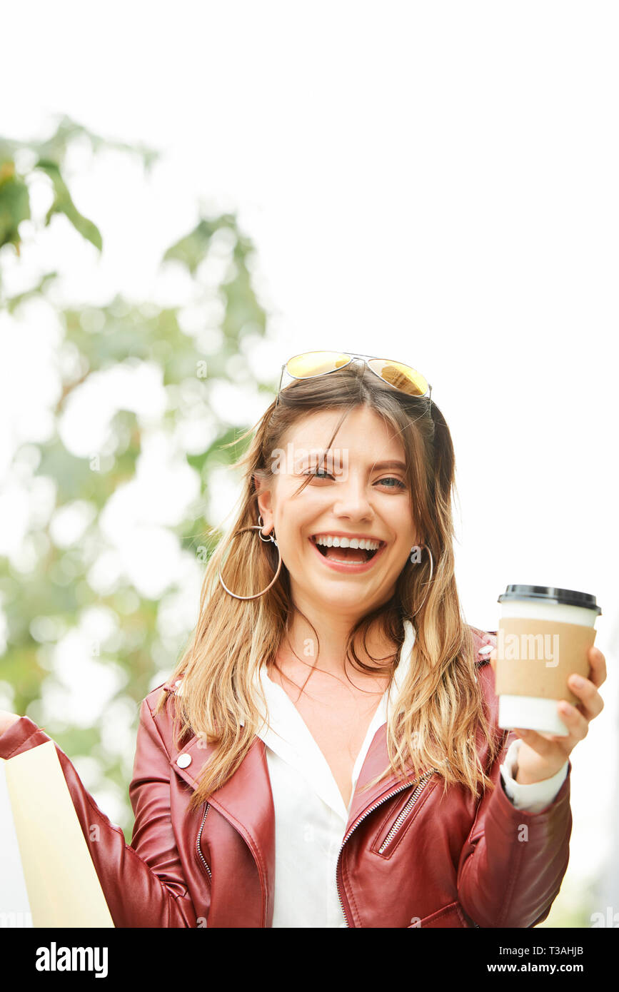 Hübsche Frau mit Kaffee stehen im Freien Stockfoto