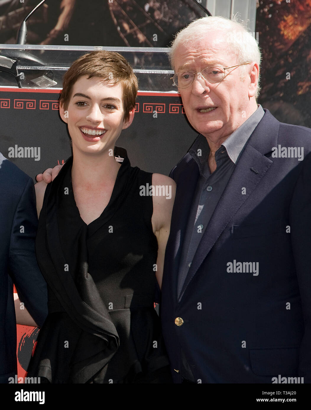 Anne Hathaway und Michael Caine am Christopher Nolan geehrt, mit Hand und Fuß drucken Zeremonie an der Chinese Theatre in Los Angeles. Cast von Batman-The dunkle Nacht wirft 32 Veranstaltung in Hollywood Leben - Kalifornien, Red Carpet Event, USA, Filmindustrie, Prominente, Fotografie, Bestof, Kunst, Kultur und Unterhaltung, Topix prominente Mode, Besten, Hollywood Leben, Event in Hollywood Leben - Kalifornien, Roter Teppich und backstage, Film Stars, TV Stars, Musik, Promis, Topix, Akteure aus dem gleichen Film, Cast und co Star zusammen. Anfrage tsuni@Gamma-USA.com, Kredit Tsuni/US Stockfoto