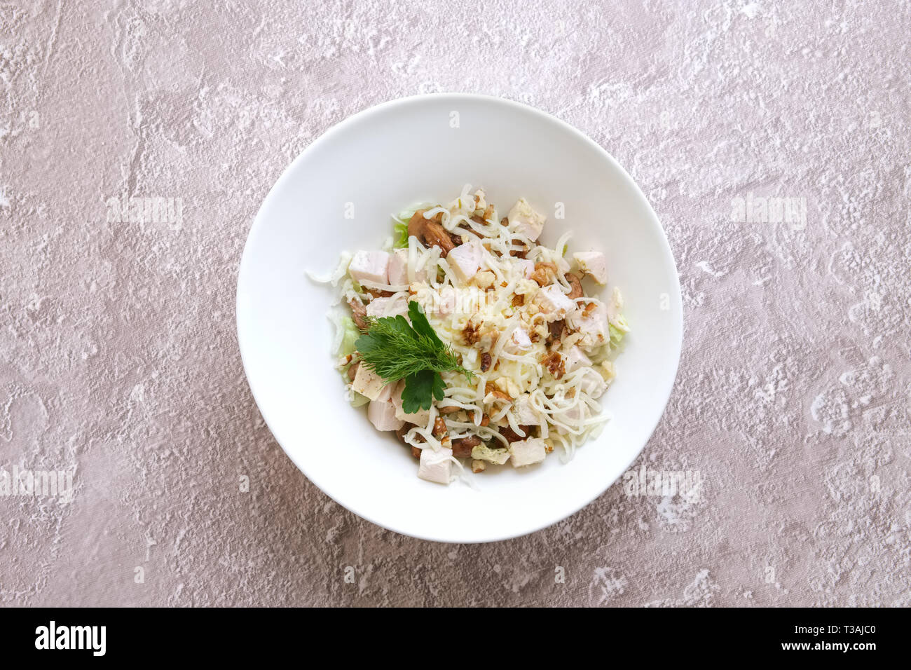 Salat mit Hähnchenfleisch, Nüssen, Käse und Chinakohl Stockfoto