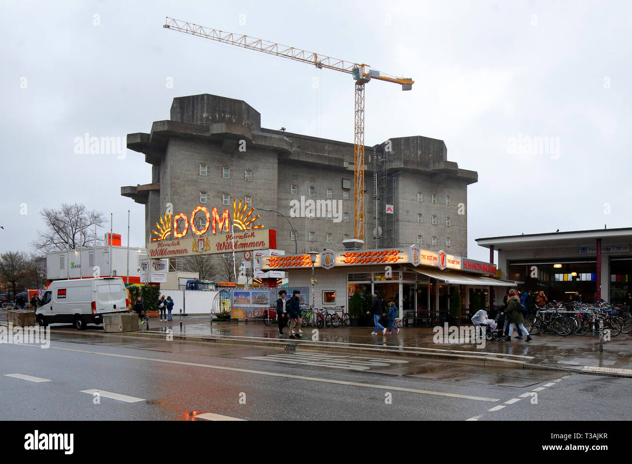 Das Hamburger DOM-Messegelände in Heiligengeistfeld mit dem St. Pauli Bunker im Hintergrund in Hamburg Stockfoto