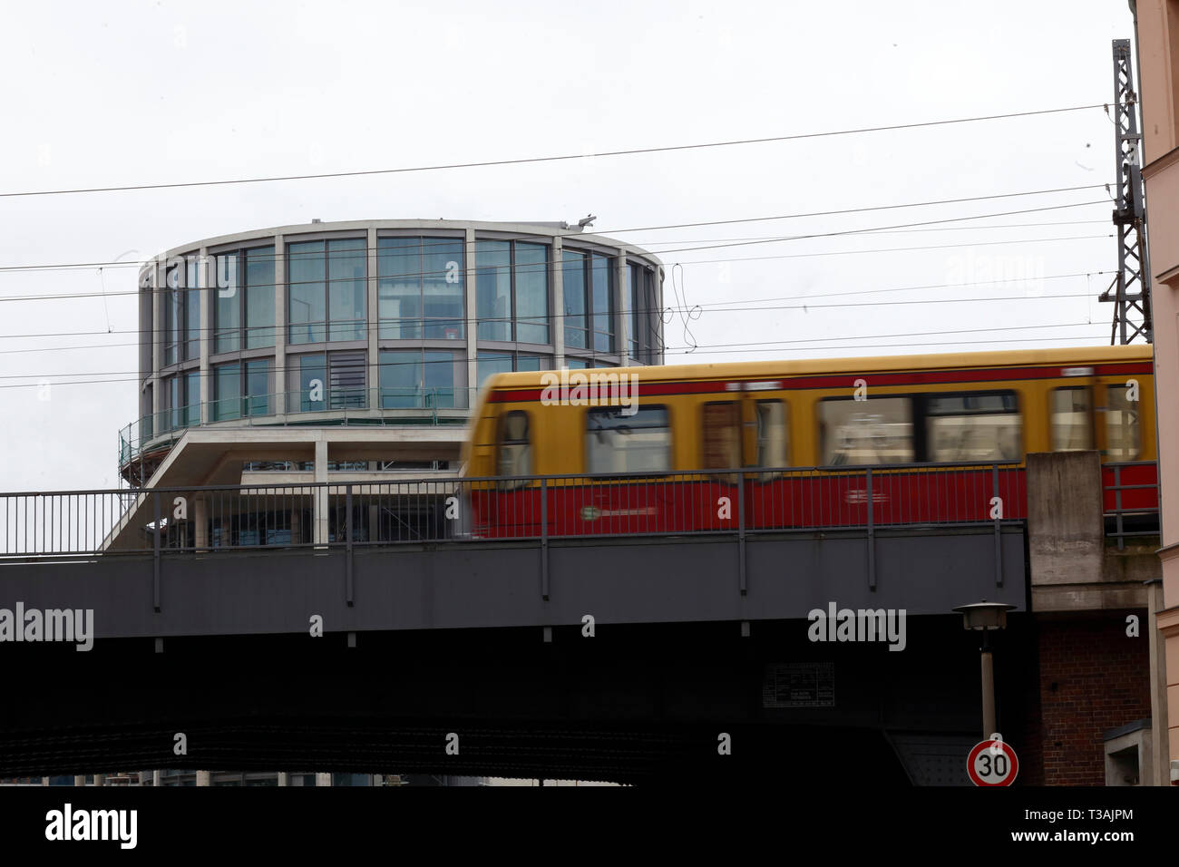 Die S-Bahn fährt am Marie-Elisabeth Lüders-Haus im Hintergrund des Deutschen Bundestages vorbei, Berlin Stockfoto