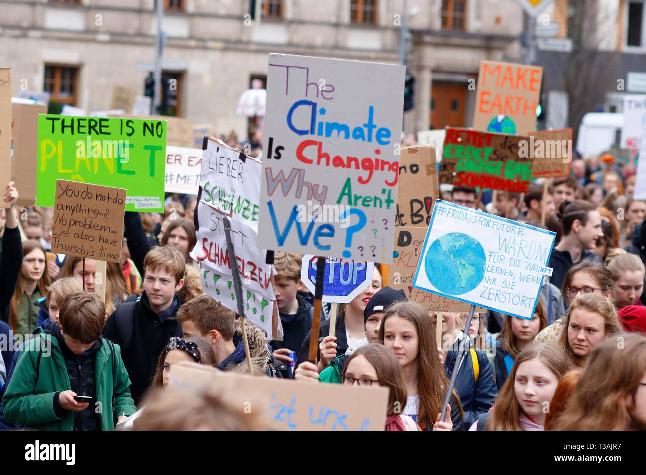 Menschen mit Schildern wie "Das Klima ändert sich, Warum Wir Nicht?' Am 29. März 2019 Freitags für zukünftige Schule Streik für Klima in Berlin Stockfoto