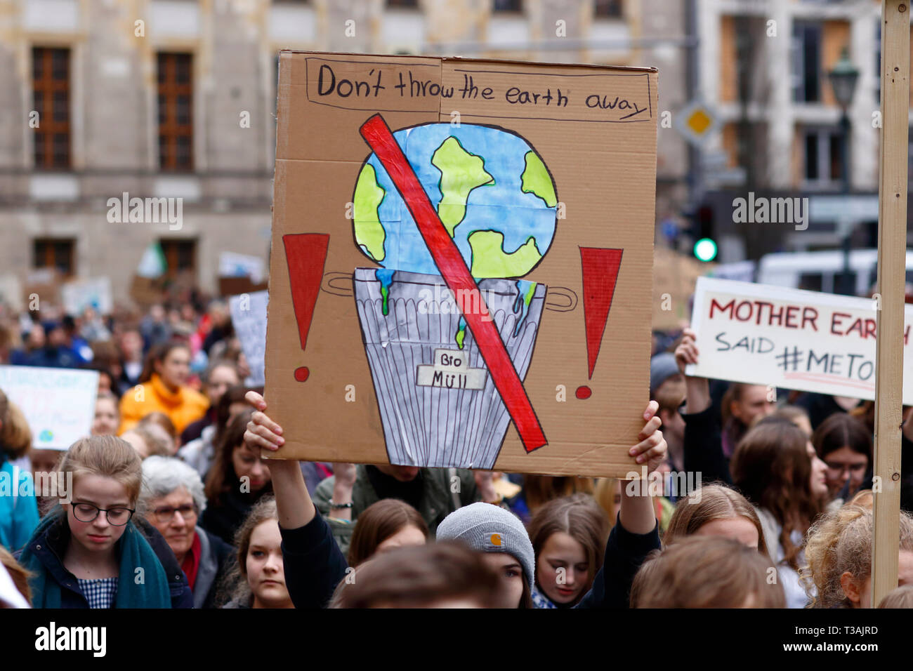 Eine Person hält ein Schild 'Do die Erde nicht Weg" am 29. März 2019 Freitags Werfen für die Zukunft Schule Streik für Klima März in Berlin, Deutschland Stockfoto