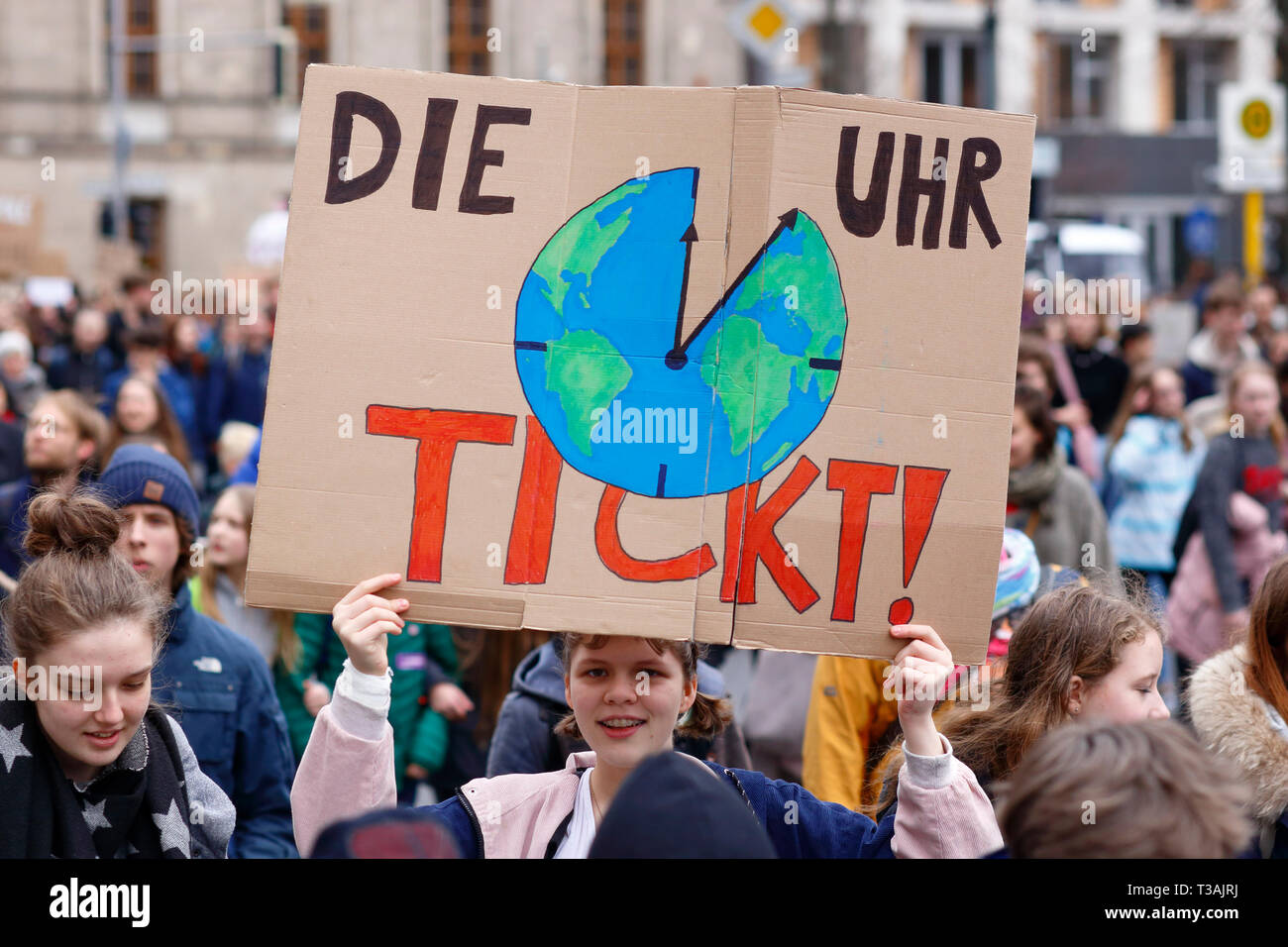 Eine Person hält ein Schild 'Die Uhr tickt!" (Die Uhr tickt) Am 29. März 2019 Freitags für zukünftige Schule Streik für Klima März in Berlin Stockfoto