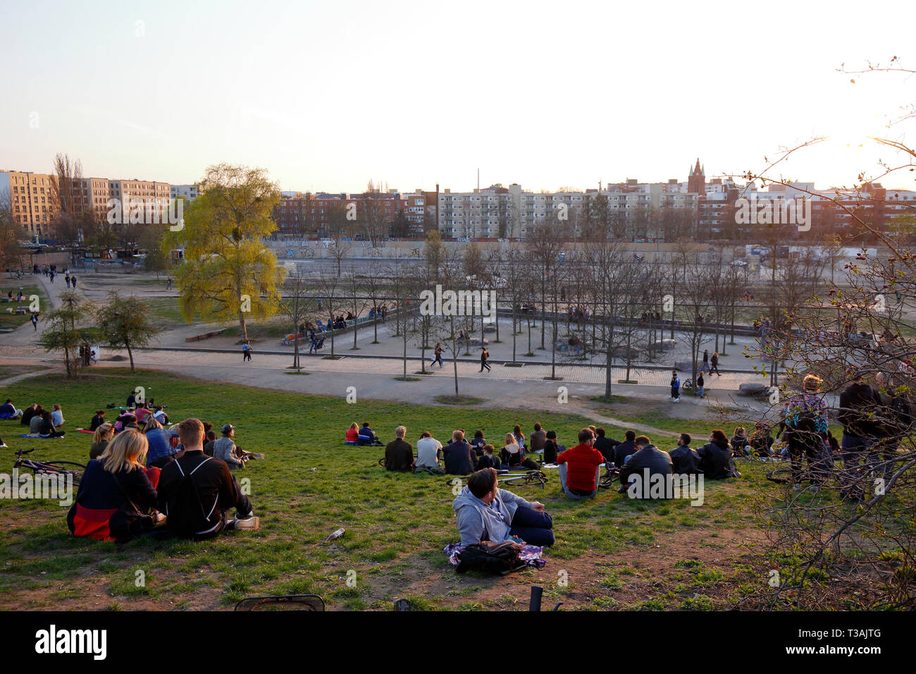 Menschen im Gras genießen Sie den Abend im Mauerpark, Berlin, Deutschland (30. März 2019) Stockfoto