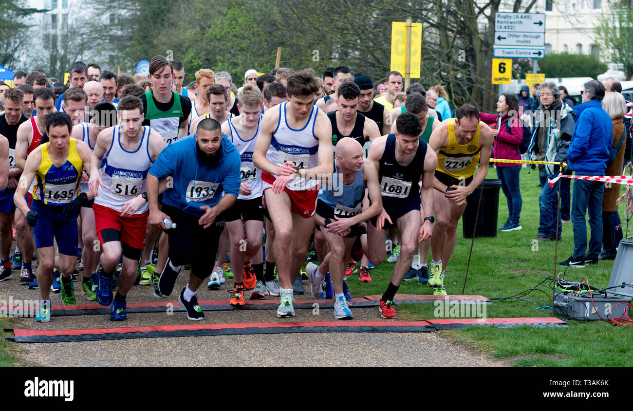 Läufer starten eines 10 k Rennen, Leamington Spa, Großbritannien Stockfoto