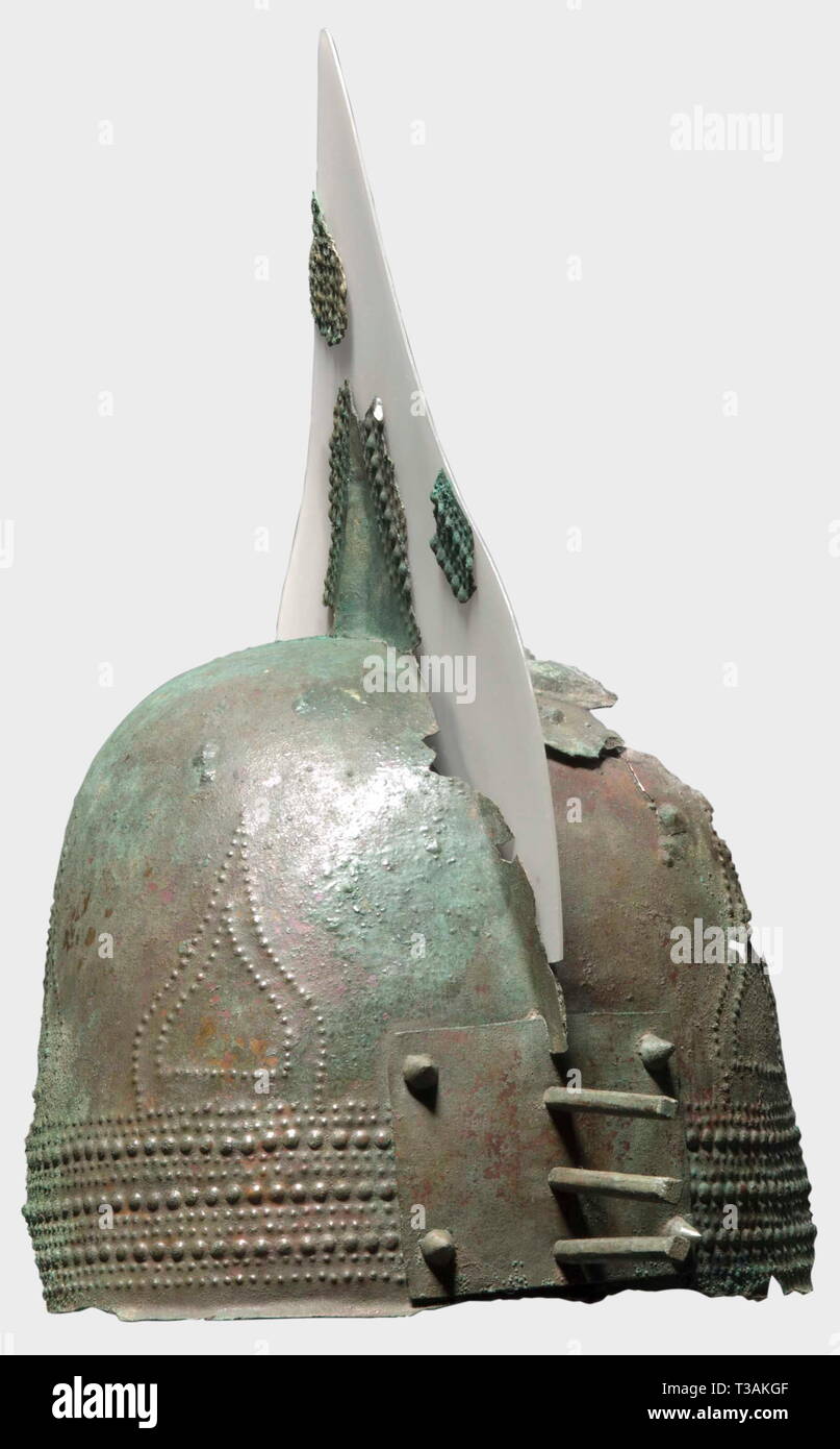 Schutzkleidung, Helme, Etruskische crested Helm, frühe Eisenzeit, aus dem 8. Jahrhundert v. Chr., Additional-Rights - Clearance-Info - Not-Available Stockfoto
