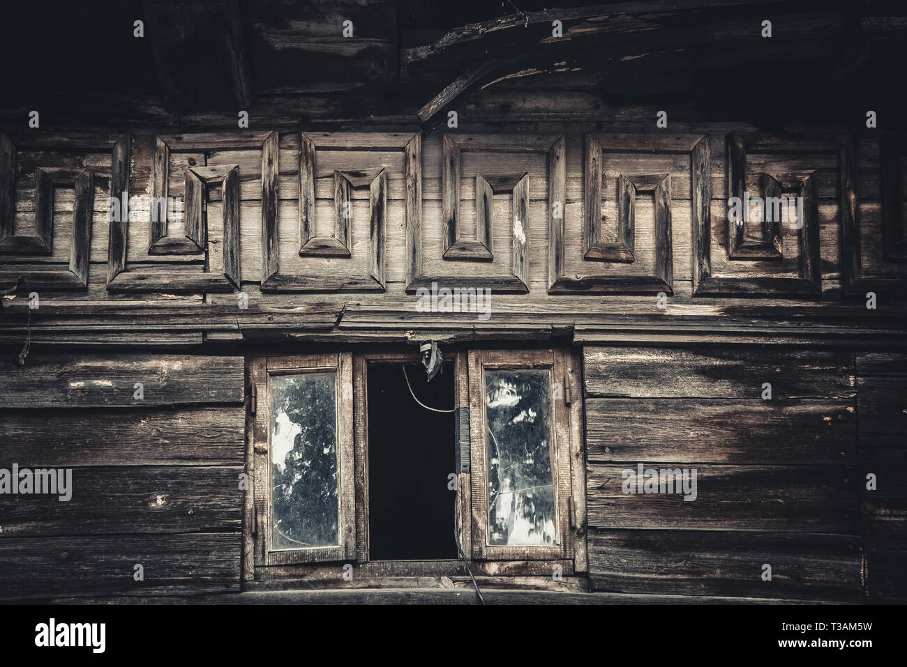 Dachgeschoss Glas Fenster öffnen in einem alten Holzhaus mit Mäander ornament Stockfoto