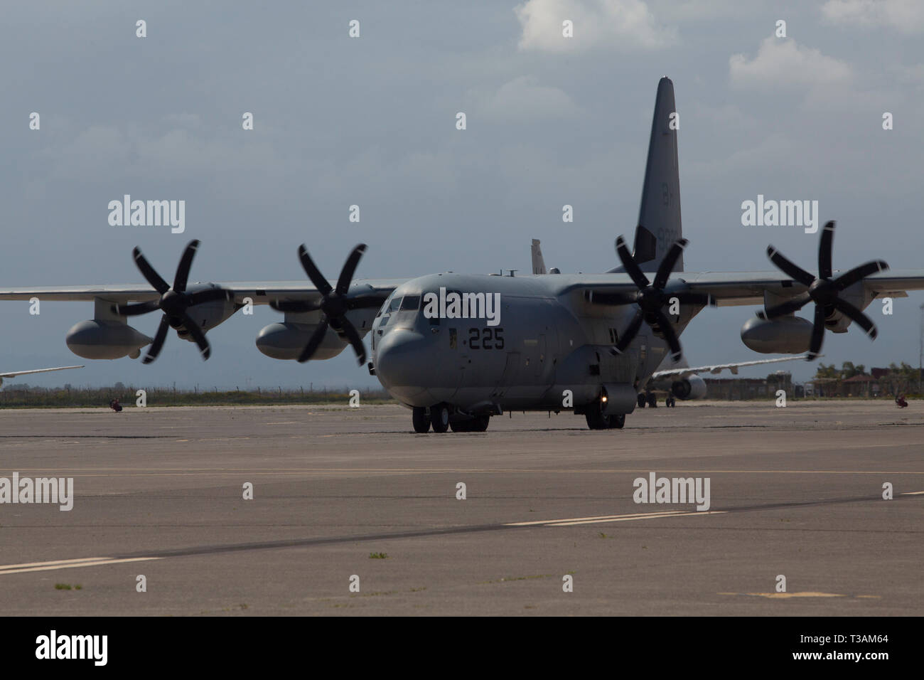 Ein U.S. Marine Corps KC-130J Super Hercules Taxis an der Naval Air Station Sigonella, Italien, April 6, 2019. Das Flugzeug transportierten Marines und Anlagen mit den Aviation combat Element für einen speziellen Zweck Marine Air-Ground Task Force-Crisis Response-Africa 19.2, Marine Kräfte in Europa und in Afrika. SPMAGTF-CR-AF sorgt eine autonome, Self-Service-Bereitstellung, und sehr mobilen Crisis Response Force" an den US-amerikanischen AFRICOM. Das Flugzeug ist mit Marine Antenne Refueler Transport Squadron 252. (U.S. Marine Corps Foto: Staff Sgt. Mark E Morgen Jr) Stockfoto
