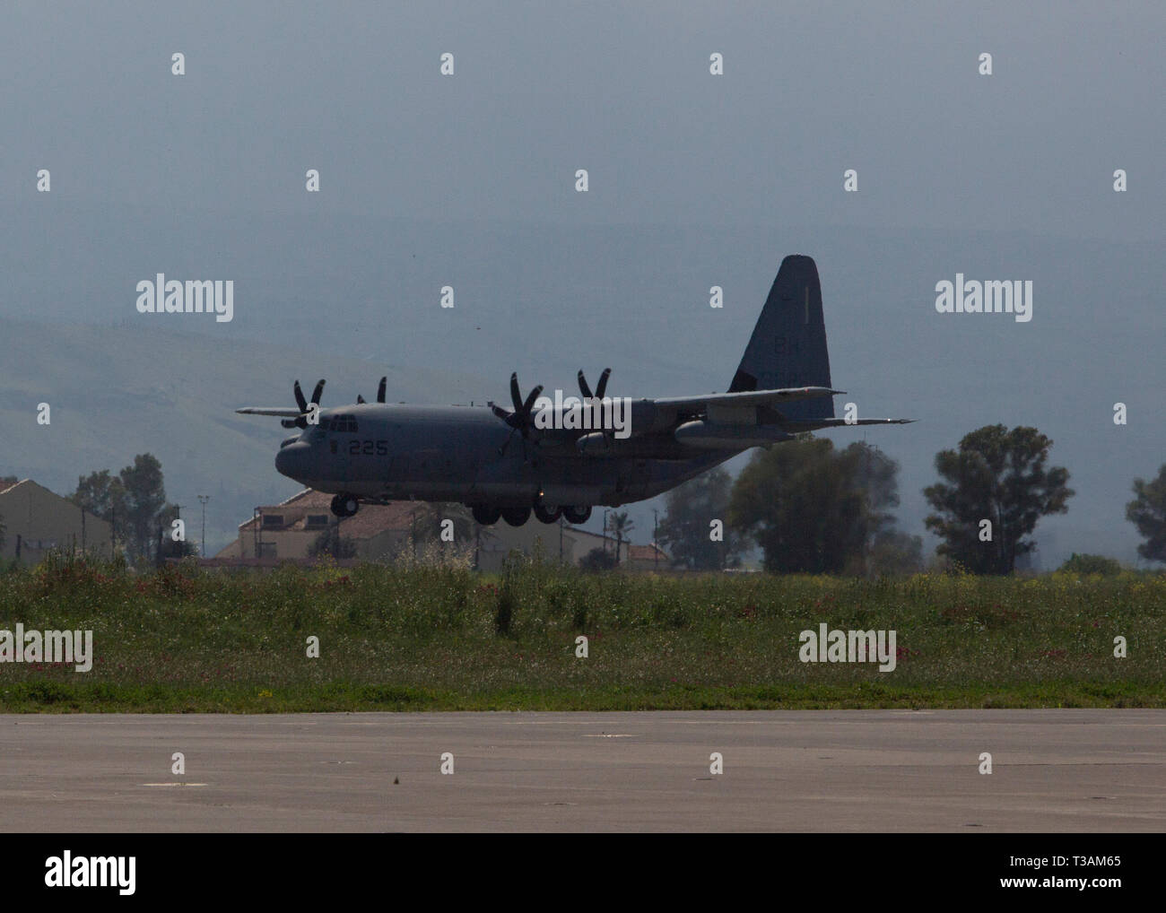 Ein U.S. Marine Corps KC-130J Super Hercules landet auf Naval Air Station Sigonella, Italien, April 6, 2019. Das Flugzeug transportierten Marines und Anlagen mit den Aviation combat Element für einen speziellen Zweck Marine Air-Ground Task Force-Crisis Response-Africa 19.2, Marine Kräfte in Europa und in Afrika. SPMAGTF-CR-AF sorgt eine autonome, Self-Service-Bereitstellung, und sehr mobilen Crisis Response Force" an den US-amerikanischen AFRICOM. Das Flugzeug ist mit Marine Antenne Refueler Transport Squadron 252. (U.S. Marine Corps Foto: Staff Sgt. Mark E Morgen Jr) Stockfoto