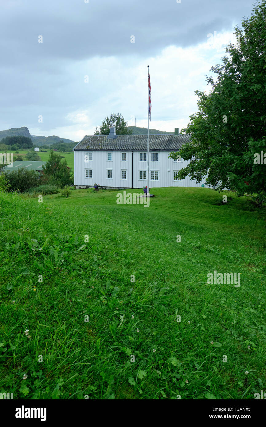 Das Weiße Haus und die grabhügel am Fallos der Glein Website auf Donna Insel in Nordland Nordische Heerfahrt" in Norwegen. Stockfoto