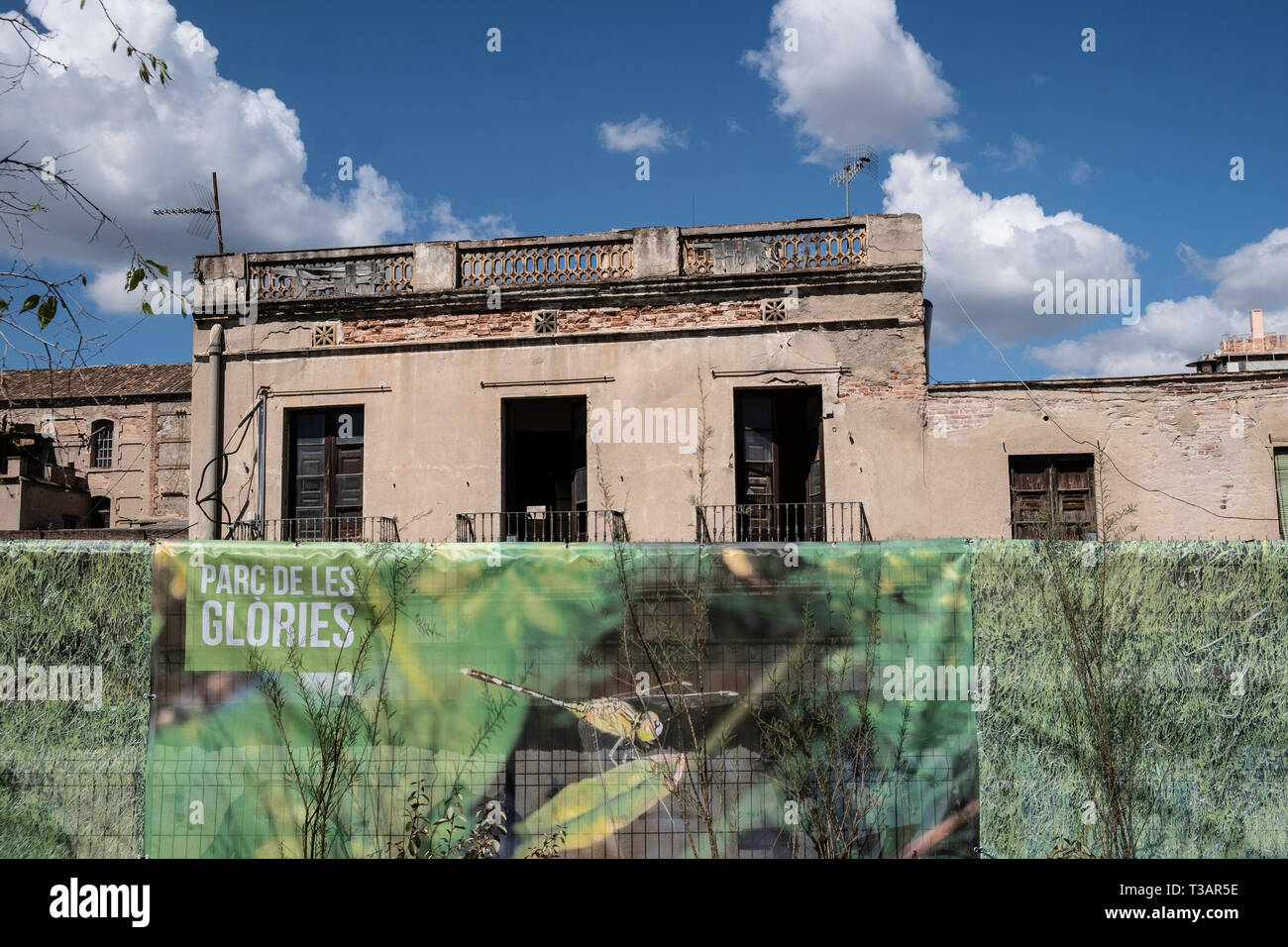 Der Perimeter des neuen Park grenzt an alten Gebäuden immer noch abgerissen werden. Ab 6. April die Bürger von Barcelona besuchen können und Benutzer eines neuen grünen Fläche von 20.400 m2 mit 400 Bäumen. Die neuen Les Glòries Park ist der letzte städtische Lösung für eine große Konzentration des Autoverkehrs, die U-Bahn wird in Zukunft zirkulieren. Diese neuen grünen Bereich auch rehabilitiert einen städtischen Bereich, der bereits sehr wichtige kulturelle Zentren. Stockfoto