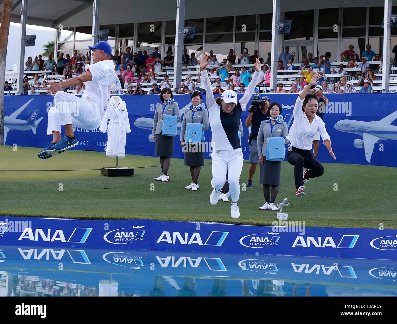 Rancho Mirage, Kalifornien, USA. 07 Apr, 2019. Ihr caddie David Brooker, und Ihr Agent Soo jin Choi Sprung in Poppie der Teich neben der 18 nach dem Gewinn der 2019 LPGA Tour ANA Inspiration Golfturnier am Mission Hills Country Club in Rancho Mirage, Kalifornien. Charles Baus/CSM/Alamy leben Nachrichten Stockfoto
