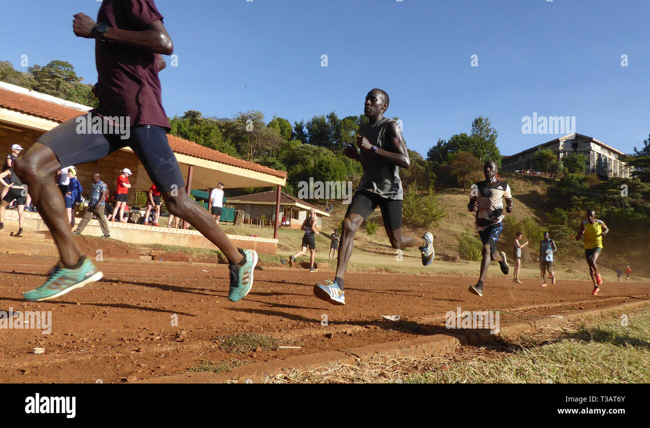 Tambach, Kenia. 26 Feb, 2019. Eine Gruppe von kenianischen Läufer ihre Runden auf dem Feldweg der Sportplatz. Liegt 2400 Meter über dem Meeresspiegel, Iten ist das Herz von Kenias läuft Szene und ein Ort der Sehnsucht für viele europäische Sportler und ambitionierte Hobby Läufer. (Dpa-KORR.: "Der Verdacht läuft mit - Über Kenias wunder Läufer liegt ein Schatten' vom 08.04.2019) Credit: Bernd Röder/dpa/Alamy leben Nachrichten Stockfoto