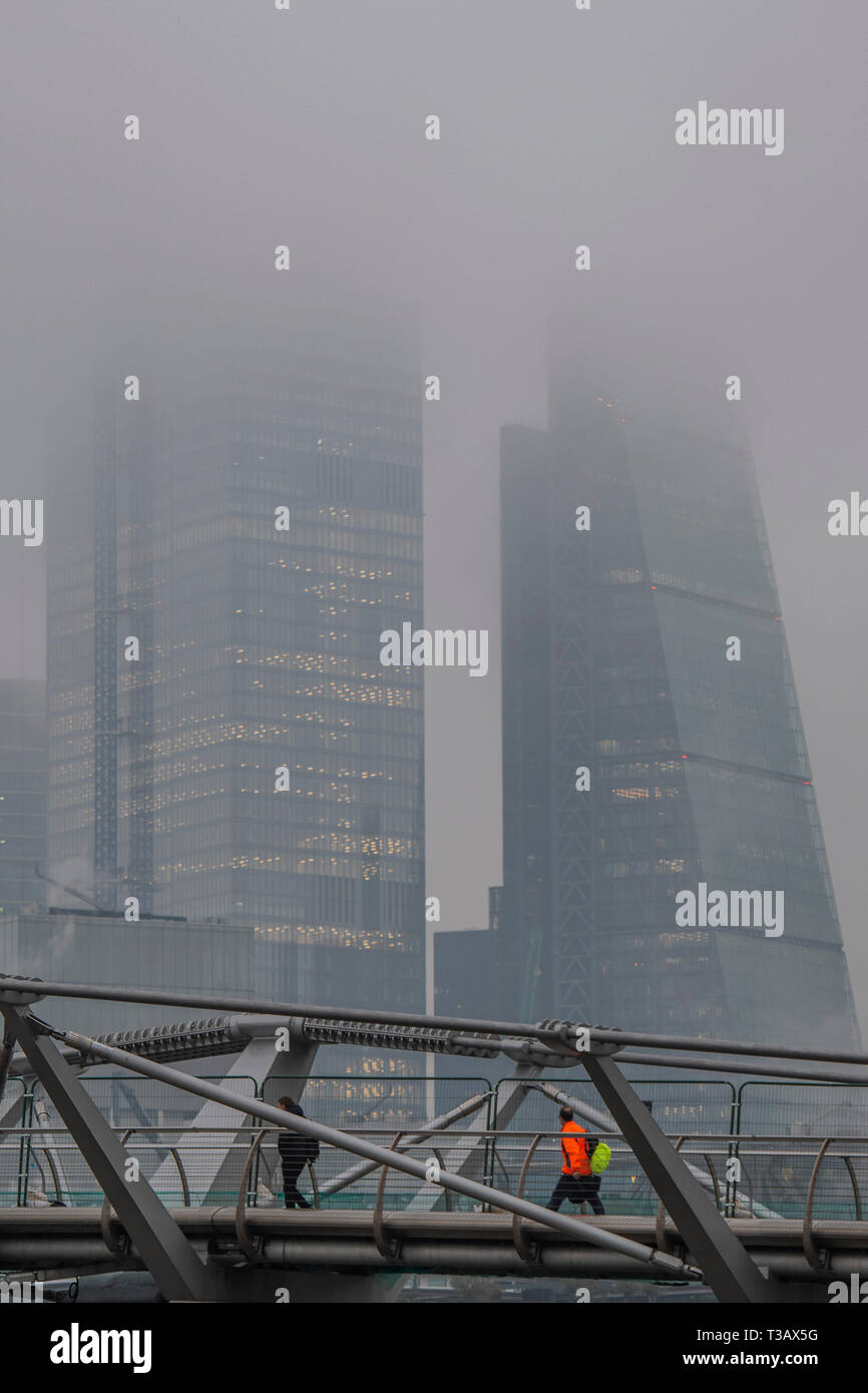 London, Großbritannien. 8. Apr 2019. Pendler laufen und rennen über die Millennium Bridge - TfL gibt eine Warnung an das Rohr Pendler, dass London hohe Luftverschmutzung leiden heute ist wie über dem Boden der Stadt in Nebel eingehüllt wird. Es ermutigt man zu Fuß gehen, Rad fahren und Laufen zu arbeiten, um zu helfen, die schlechte Luftqualität zu erleichtern. Credit: Guy Bell/Alamy leben Nachrichten Stockfoto