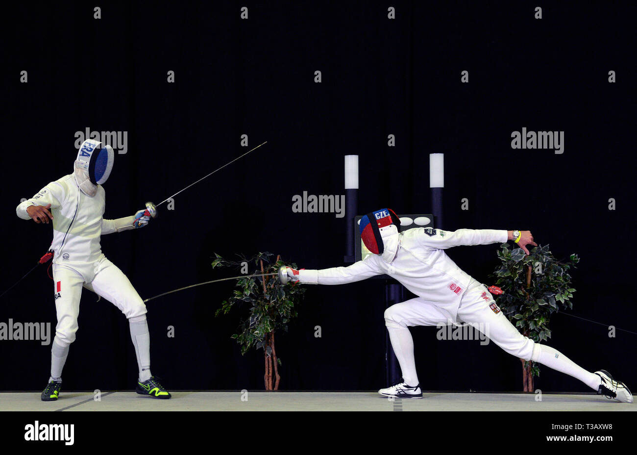 Prag, Tschechische Republik. 06 Apr, 2019. Epee Fechter L-R Jean-Michel Lucenay (Frankreich) und Martin Capek (Tschechische Republik) während der All Stars Spiel Prag 2019 Ausstellung Turnier, am 6. April 2019, in Prag, Tschechische Republik. Credit: Katerina Sulova/CTK Photo/Alamy leben Nachrichten Stockfoto