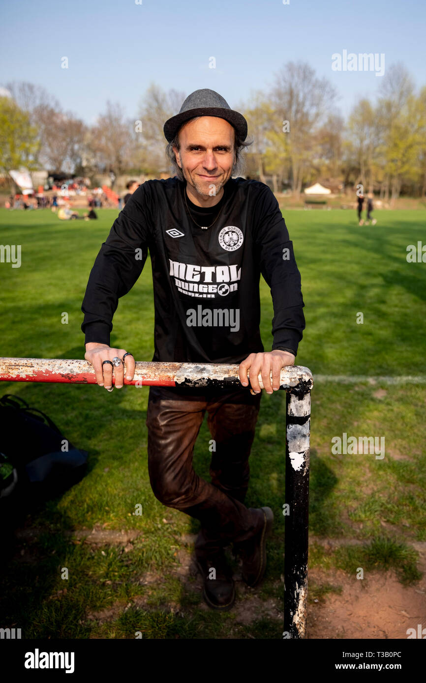 Leipzig, Deutschland. 07 Apr, 2019. Carsten Bangel, ehemaliger  Stadionsprecher bei Tennis Borussia Berlin (TeBe) und Mitglied von Tennis  Borussia aktive Fans (TBAF), steht in der Sportpark Dölitz nach einem  Fußballspiel zwischen Roter