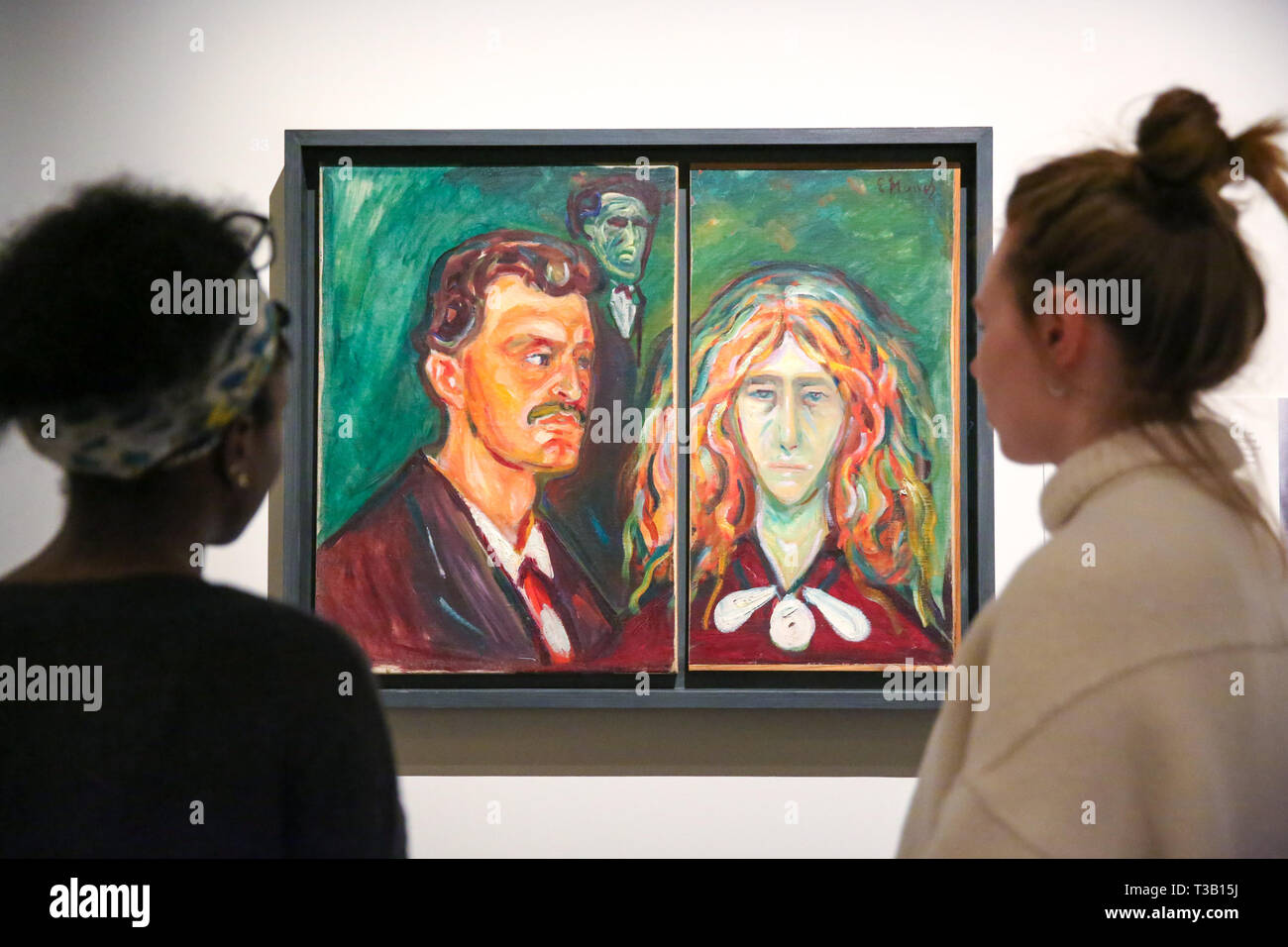 Das British Museum. London, Großbritannien, 8. April 2019 - Mitarbeiter anzeigen Edvard MunchÕs 'Selbst-Porträts mit Tulla Larsen, über 1905". Munch met Tulla Larsen in Kristiania, und sie wurden im Jahr 1898 engagiert. Urteilend von ihren ausdrücken, und die Neugierigen dunkle Gestalt im Hintergrund, das Gemälde wurde wahrscheinlich nach dem Paar schließlich getrennt. Dies folgte einer Schiesserei in 1902, die Munch mit einem dauerhaft beschädigt Hand gelassen. Munch schnitt das Gemälde in zwei, wenn die Beziehung beendet. Credit: Dinendra Haria/Alamy leben Nachrichten Stockfoto