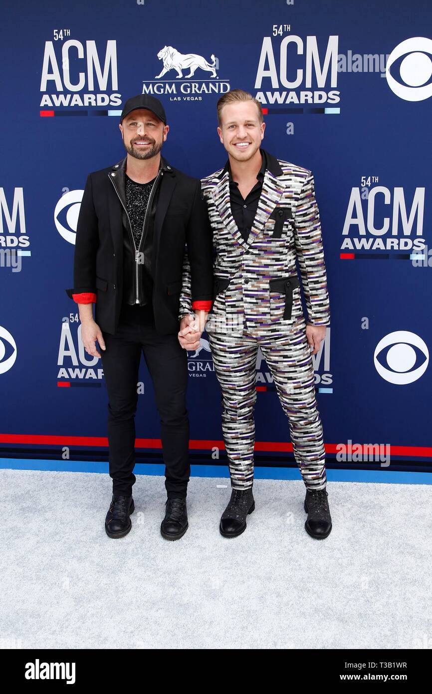 Las Vegas, NV, USA. 7 Apr, 2019. Cody Alan, Trea Smith in der Ankunftshalle für 54th Akademie der Country Music (ACM) Awards - Ankünfte 3, MGM Grand Garden Arena in Las Vegas, NV April 7, 2019. Credit: JA/Everett Collection/Alamy leben Nachrichten Stockfoto