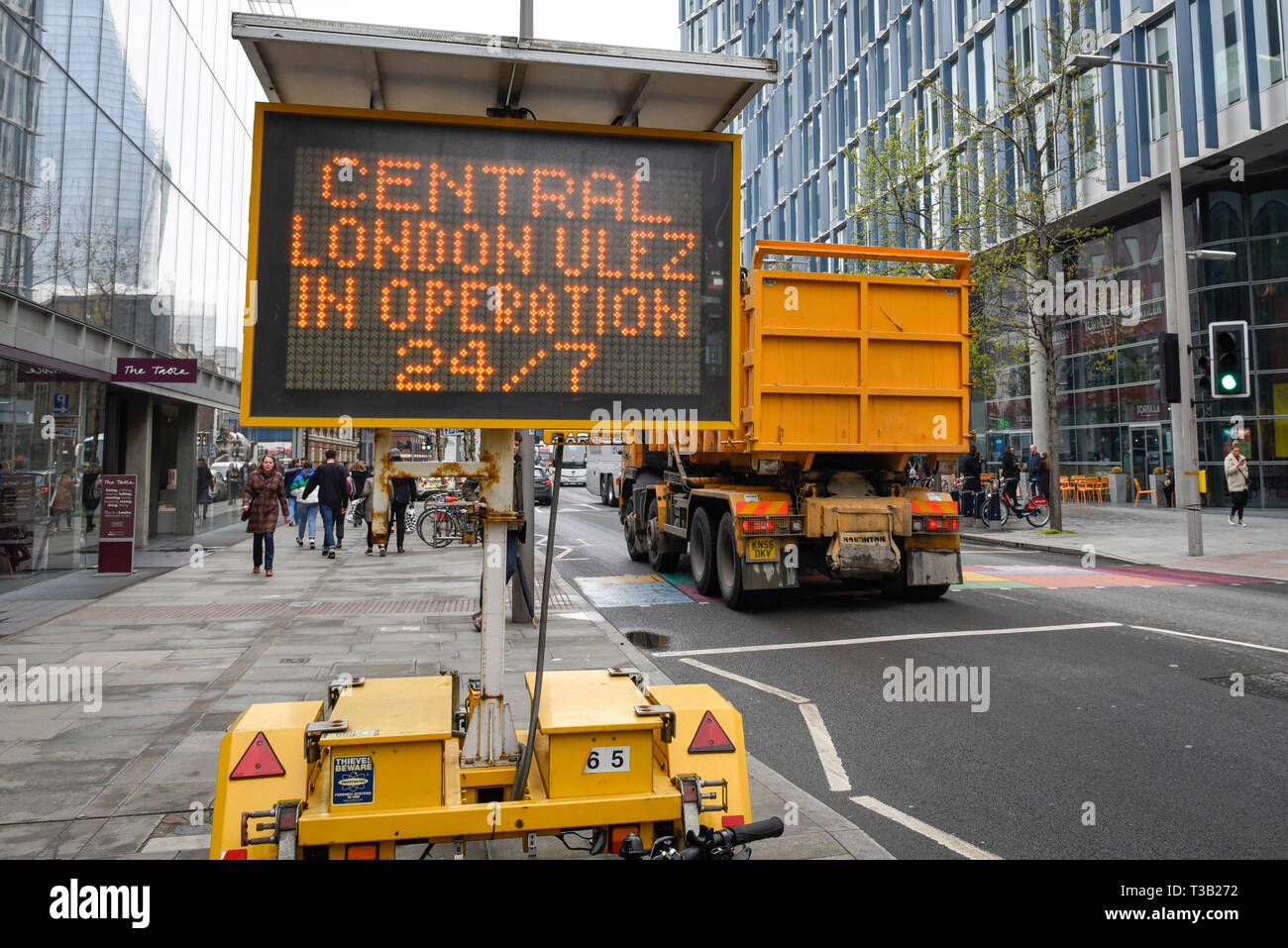 London, Großbritannien. 8. April 2019. Ein beleuchtetes Schild erinnert Treiber, die den Ultra Low Emission Zone ist jetzt in Kraft ist 24 Stunden am Tag. Inkrafttreten am 8. April in der gleichen Gegend von Central London die City-maut, die meisten Fahrzeuge, einschließlich Autos und Transporter, müssen die Emissionen ULEZ Standards oder ihre Treiber zu erfüllen, müssen eine tägliche Gebühr innerhalb der Zone zu fahren. Die ULEZ ist eine Initiative, die Luftqualität und die Gesundheit der Bevölkerung in Central London zu verbessern und wird durch den Bürgermeister von London unterstützt. Credit: Stephen Chung/Alamy leben Nachrichten Stockfoto