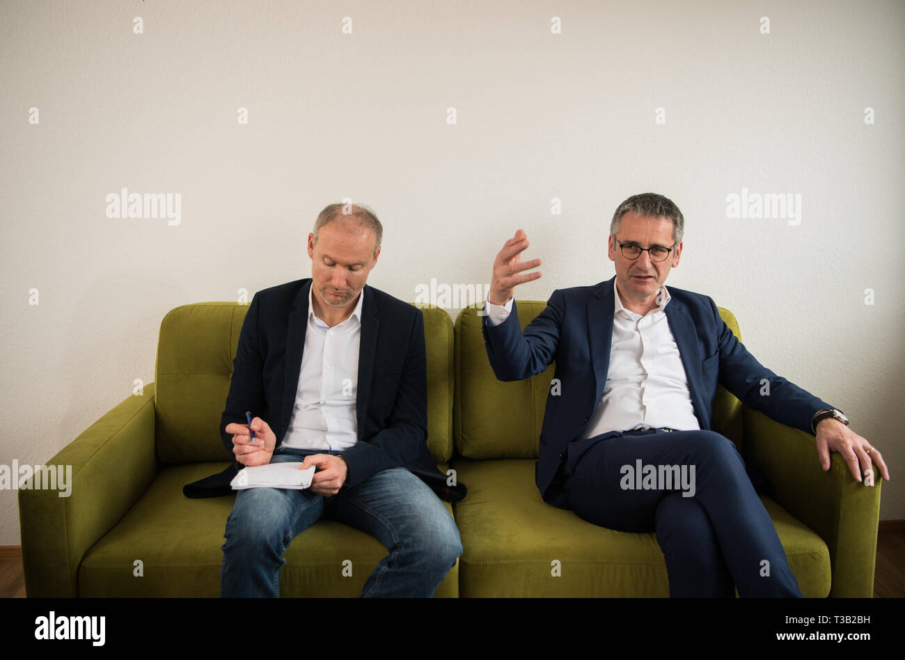 Mainz, Deutschland. 03 Apr, 2019. Hendrik Hering (r, SPD), der Präsident des Landtags Rheinland-Pfalz, und Marco Sussmann, Sprecher der Landtag, im Gespräch mit der Deutschen Presse Agentur. Credit: Andreas Arnold/dpa/Alamy leben Nachrichten Stockfoto