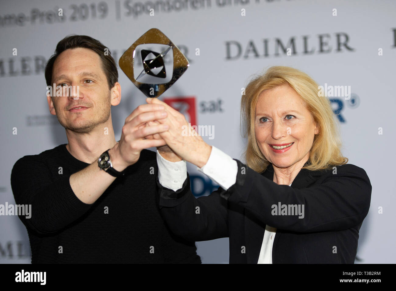 Von links: Sebastian COLLEY, Autor, Maren KROYMANN, Schauspielerin, Preisträger für den Film Kroymann, 54. Vorstellung des Adolf-Grimme-Preis der Adolf-Grimme-Preis Grimm Award in Marl, 05.04.2019. | Verwendung weltweit Stockfoto